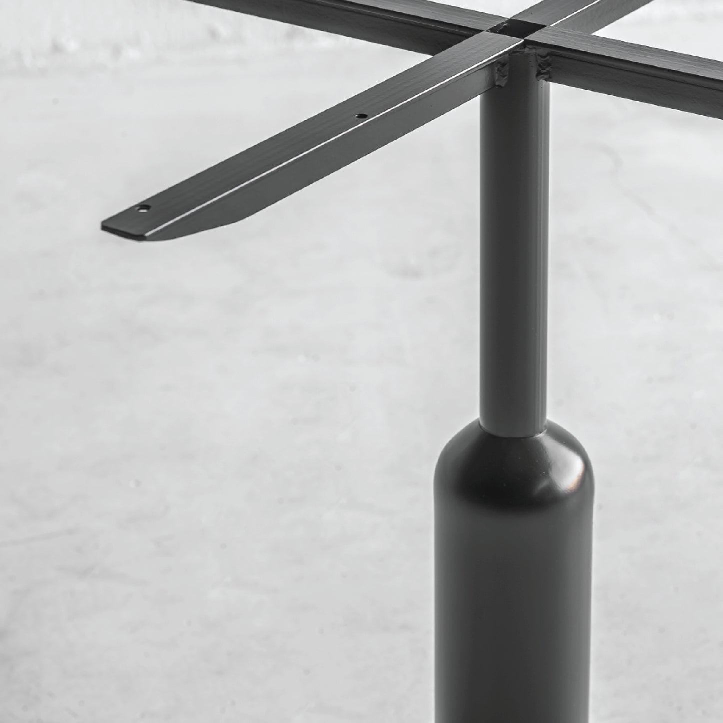 Detalle de la base Apollo con sección dorada y negra usada en la mesa Robust.