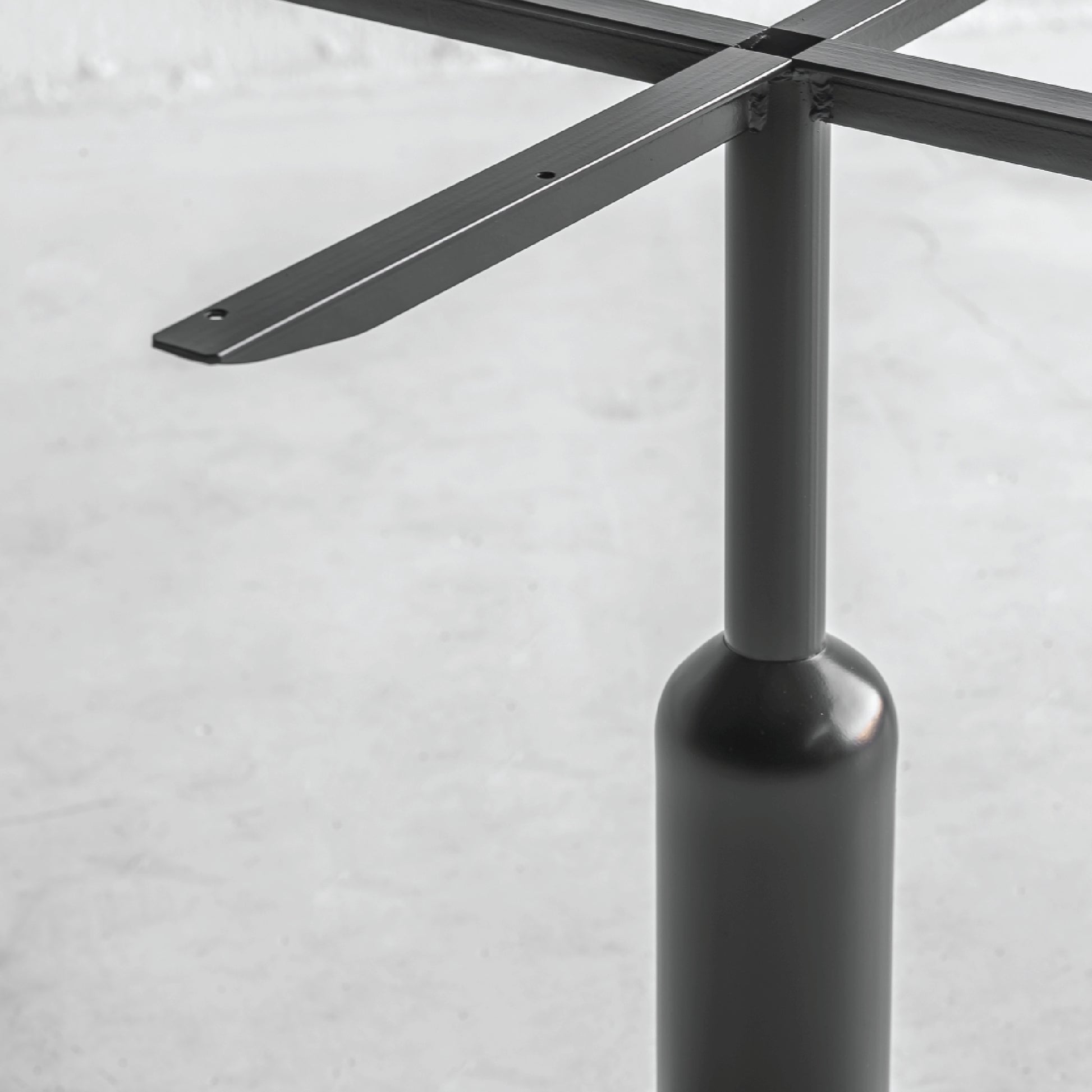 Detalle de la base Apollo con sección dorada y negra usada en la mesa Robust.