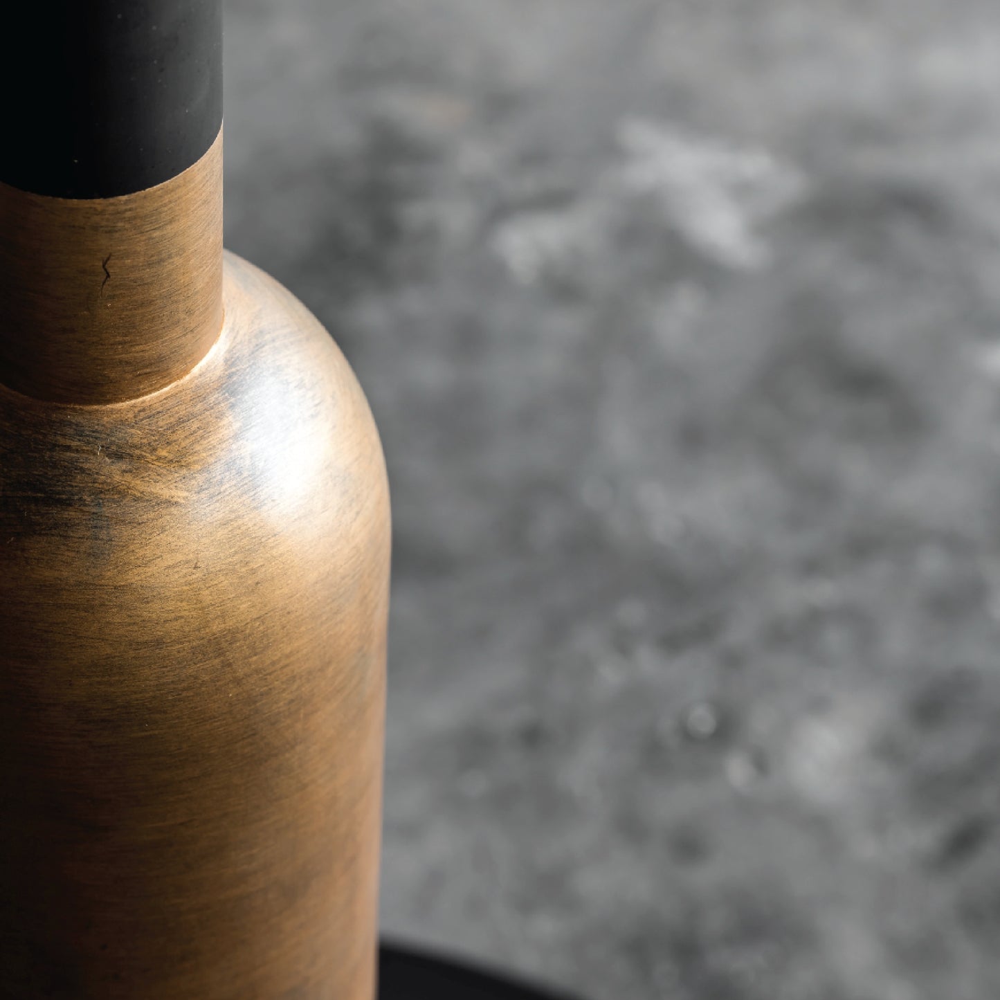 Detalle de la base Apollo con sección dorada y negra usada en la mesa Robust.