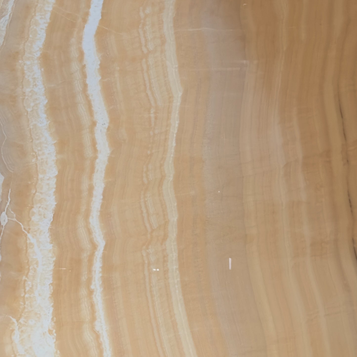 Detalle del Ónix Dorado, vetas cálidas y translucidez natural en piedra semipreciosa.