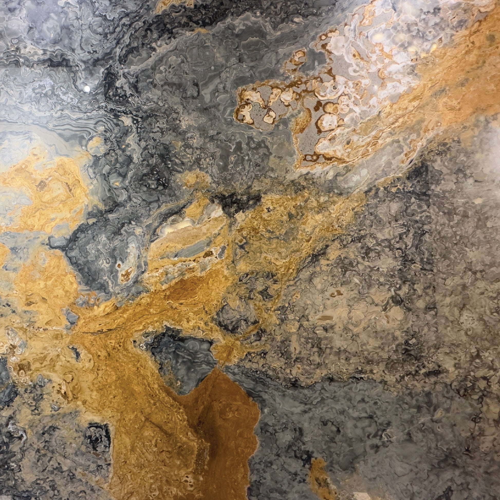 Detalle del Ónix Sunrise mostrando vetas cálidas y acabado pulido.