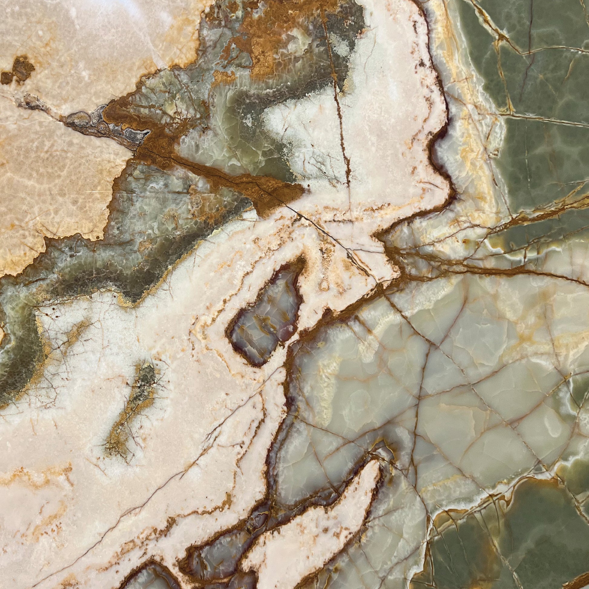 Detalle del Ónix Verde Clásico, vetas verdes y translucidez natural.